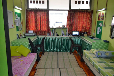 Ini adalah susunan dalam bilik. Bilik ini telah dihias