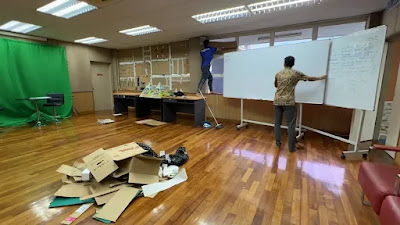 Proses gelapkan bilik dengan bahan terpakai