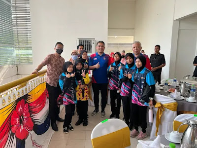 Cikgu pun nak bergambar sekali 